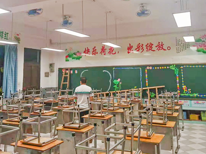 改善教学设施和条件 教室护眼灯发力(图1)